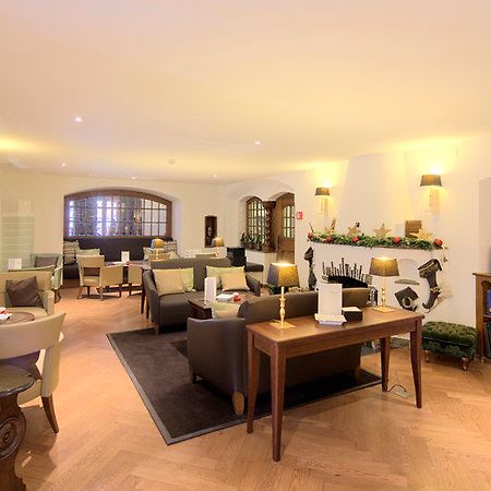 Le Petit Cervin Hotel Zermatt Restaurant photo The lounge at the airport
